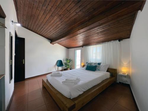 ポンタ・デルガダにあるCasa Marの木製の天井のベッドルーム1室(大型ベッド1台付)