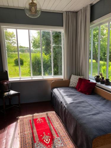 เตียงในห้องที่ Tranquil country cottage with outdoor fireplace