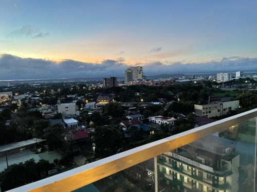 een uitzicht op de stad vanaf de top van een gebouw bij S & E Condo with Panoramic View in Iloilo City