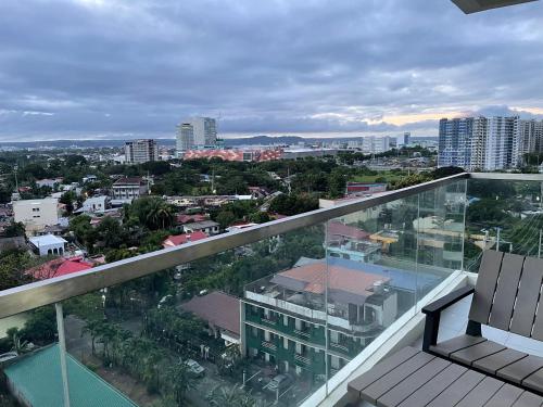 een balkon met uitzicht op de stad bij S & E Condo with Panoramic View in Iloilo City