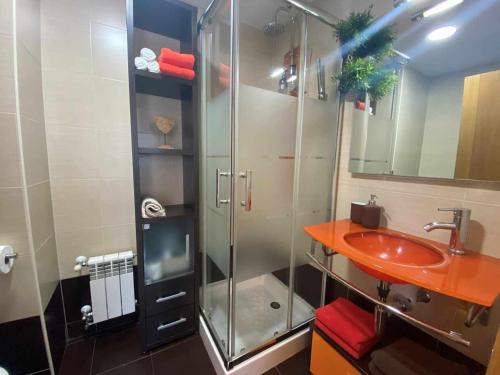 bagno con doccia in vetro e lavandino di Oviedo Soja City apartamento a minutos del centro a Oviedo