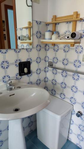y baño con lavabo blanco y aseo. en Appartamento vicino al mare a Scalea, en Scalea