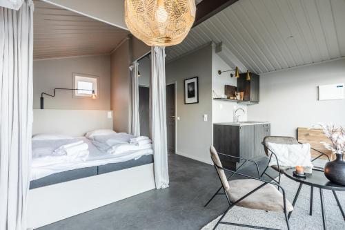 een slaapkamer met een bed, een tafel en een stoel bij Yttervik in Skamdal