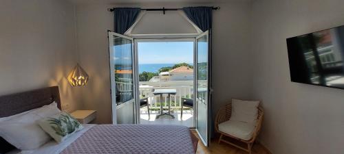 um quarto com uma cama e vista para o oceano em Vila Luka em Hvar