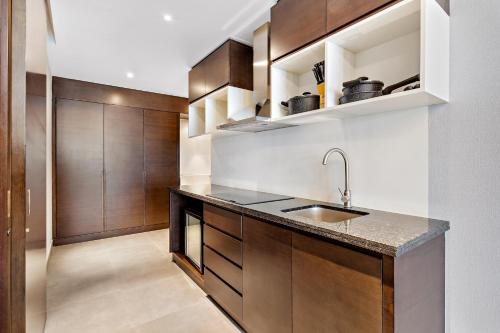 Una cocina o zona de cocina en Ramee Dream Hotel Downtown
