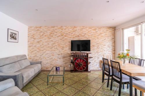 un salon avec un canapé et une table dans l'établissement Spacious and bright 85 m near downtown, à Hyères