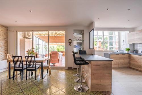 une cuisine et une salle à manger avec une table et des chaises dans l'établissement Spacious and bright 85 m near downtown, à Hyères