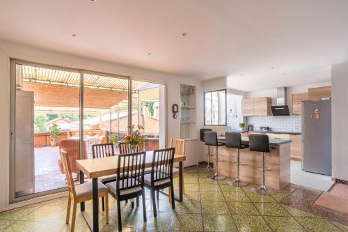 une cuisine et une salle à manger avec une table et des chaises dans l'établissement Spacious and bright 85 m near downtown, à Hyères