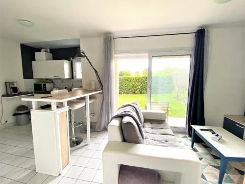 un salon avec un canapé blanc et une table dans l'établissement Lancelot - Jardin - Parking - Port à pied - Wifi, à Vannes