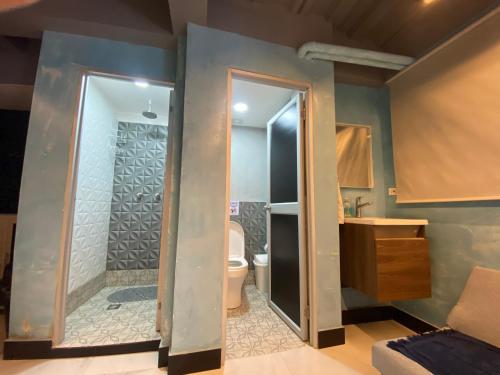 a bathroom with a shower and a toilet and a sink at AL HAMRA in San Andrés