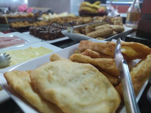 un plato de comida con pan y papas fritas en Recanto Paraíso Aventuras, en Rio Negrinho