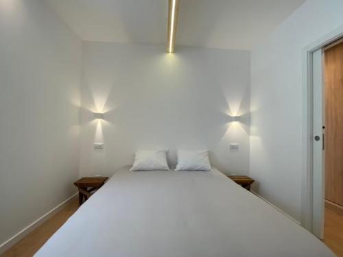 アルカセル・ド・サルにあるÓ Mariaのベッドルーム1室(大きな白いベッド1台、枕2つ付)