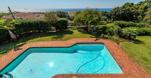 una vista aérea de una piscina en un patio en Stay in Style, en Durban