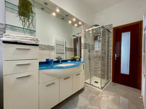 La salle de bains est pourvue d'un lavabo et d'une douche. dans l'établissement [Menosio] La casa di Ermelinda - Relax, à Arnasco