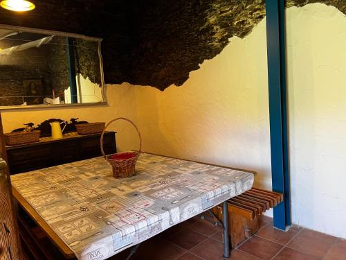 a table in the corner of a room at Casa Rural Doña Catalina in Santa María la Real de Nieva