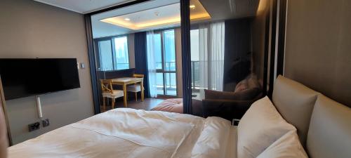 Μια τηλεόραση ή/και κέντρο ψυχαγωγίας στο Flat nearby Heaundae beach