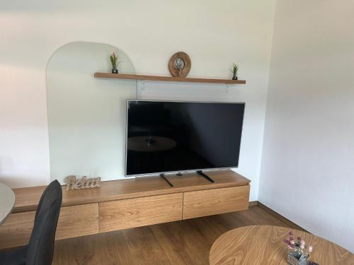 A television and/or entertainment centre at Apartment MAJA by Krone Travel Agency
