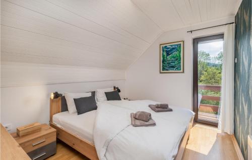 1 dormitorio con cama blanca y ventana en Stunning Home In Brod Na Kupi With Wifi, en Brod na Kupi