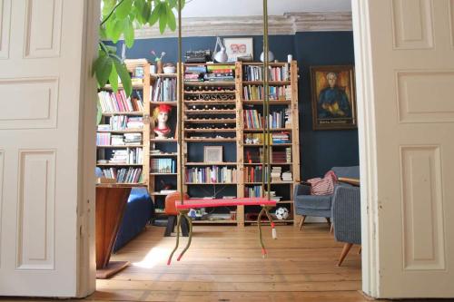 um quarto com prateleiras de livros cheias de livros em Family Friendly Funhouse Centrally Located in Ottensen em Hamburgo