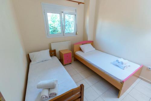 Ένα ή περισσότερα κρεβάτια σε δωμάτιο στο Mansion in Peraia by thesbnb
