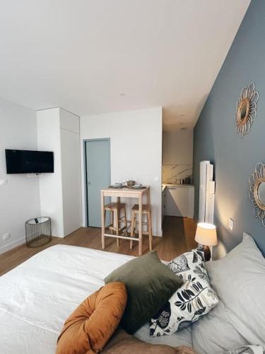 - une chambre avec un lit et une table dans l'établissement Le Loulou de La Rochelle, à La Rochelle