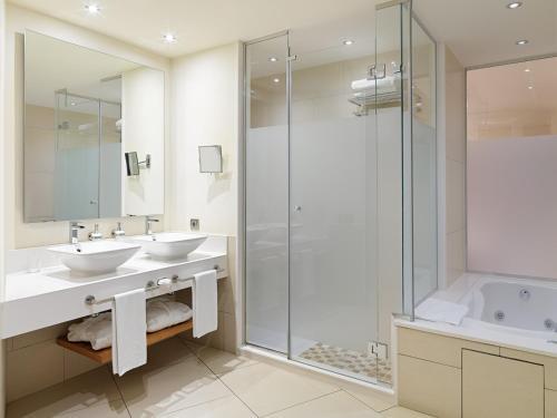 a bathroom with two sinks and a shower at XQ El Palacete in Morro del Jable