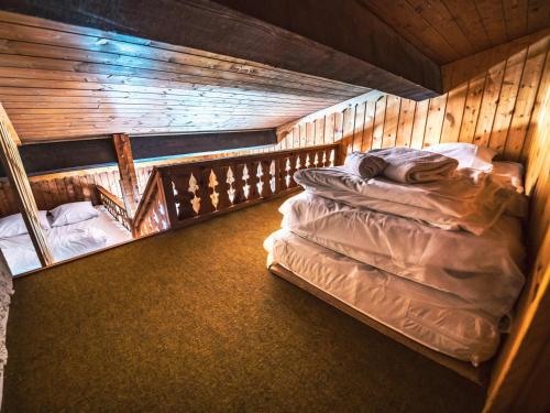 Cette chambre mansardée comprend un lit dans une cabine. dans l'établissement Studio Tignes, 1 pièce, 4 personnes - FR-1-502-354, à Tignes