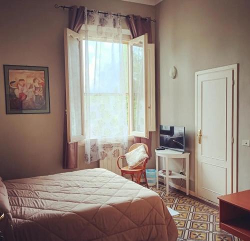 ラストラ・ア・シーニャにあるVilla Al Pianoのベッドルーム1室(ベッド1台、窓、椅子付)