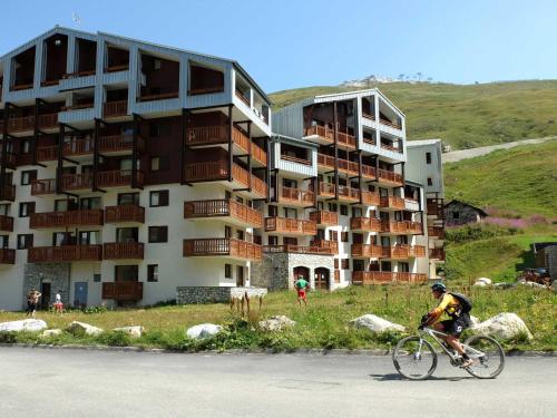 Studio rénové avec balcon, proche des pistes à Tignes, WiFi inclus