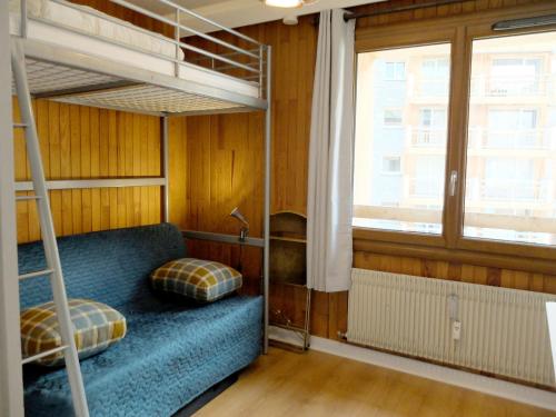 une chambre avec deux lits superposés et une fenêtre dans l'établissement Studio lumineux proche des pistes avec WIFI - FR-1-502-436, à Tignes