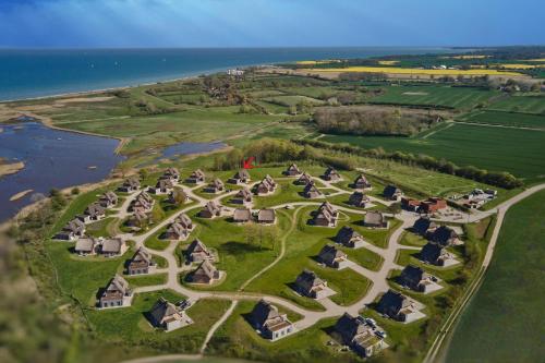 an aerial view of an estate next to the water at Reetdorf Geltinger Birk Atelierhaus Nebelhorn in Nieby