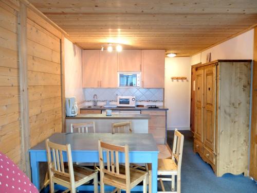 a kitchen with a table and chairs in a room at Studio Tignes, 1 pièce, 5 personnes - FR-1-502-497 in Tignes