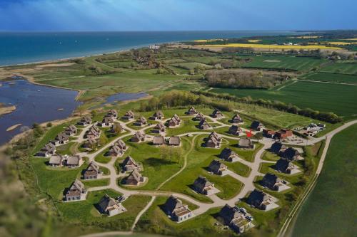 an aerial view of an estate next to the water at Reetdorf Geltinger Birk Künstlerkate Sandkoppel in Nieby