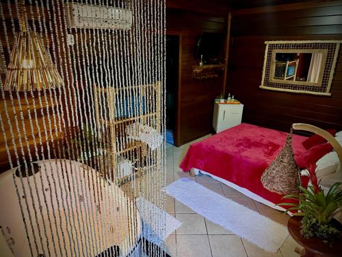 a room with a hammock and a bed and a mirror at Pousada Riacho Dos Cambucas in Abraão