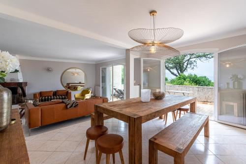 un salon avec une table et un canapé dans l'établissement L'Orangeraie - Maison avec vue pour 12 voyageurs, à Grosseto-Prugna