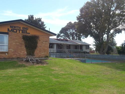 a building with a sign that reads night end motel at North End Motel in Huntly