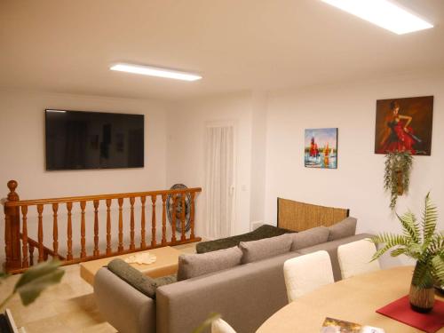 埃斯特波納的住宿－Casa Gibraltar，客厅配有沙发和桌子