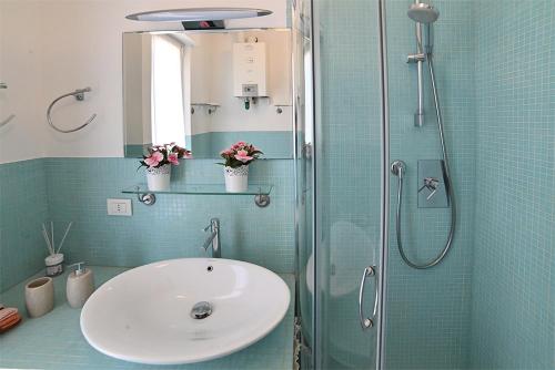 ein Bad mit einem Waschbecken und einer Glasdusche in der Unterkunft Conero Casa - Marcelli di Numana in Via Litoranea 101 in Marcelli