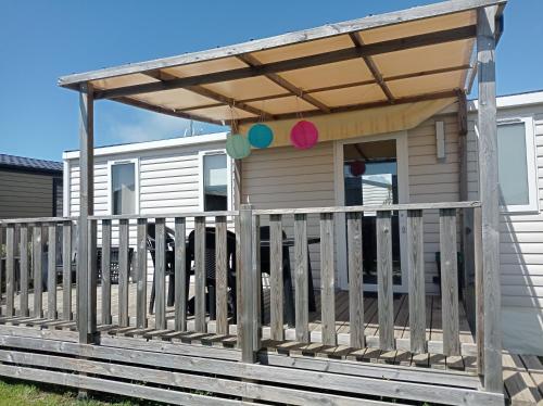 - une terrasse couverte d'une petite maison dans l'établissement Mobile home, à La Turballe
