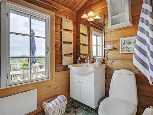 Koupelna v ubytování Holiday Home Harda - 800m from the sea in Djursland and Mols by Interhome