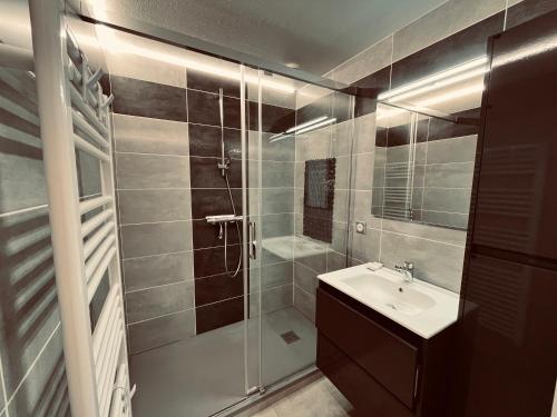 a bathroom with a shower and a sink and a shower at Standing et océan à 50m, appartement de l'oasis in Saint-Jean-de-Monts
