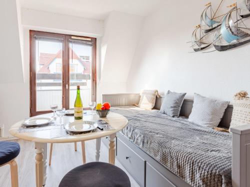Zimmer mit einem Bett mit einem Tisch und einem Tisch mit einem sidx sidx sidx sidx in der Unterkunft Apartment Le Grand Cap-15 by Interhome in Villers-sur-Mer