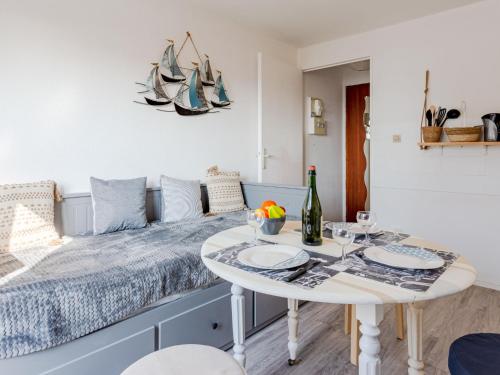 um pequeno quarto com uma cama e uma mesa com uma mesa em Apartment Le Grand Cap-15 by Interhome em Villers-sur-Mer