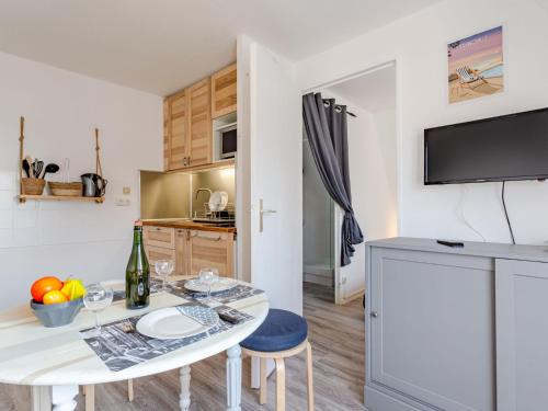un salon avec une table et une cuisine dans l'établissement Apartment Le Grand Cap-15 by Interhome, à Villers-sur-Mer