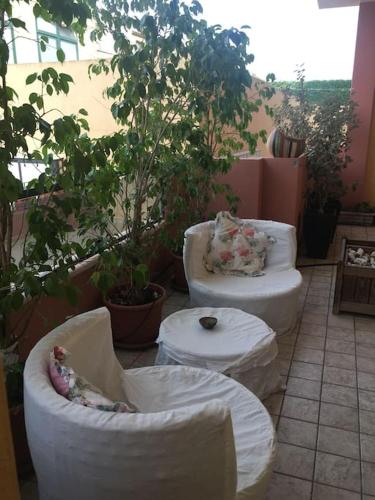 dos bolsas de judías blancas sentadas en un patio con plantas en MonrealeHolidayHouse la tua casa a Cagliari, en Cagliari