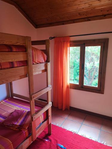 1 Schlafzimmer mit 2 Etagenbetten und einem Fenster in der Unterkunft Quinta Meneses in Santa Cruz
