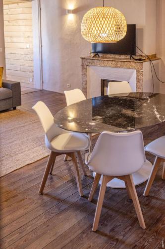 une salle à manger avec une table et des chaises et une cheminée dans l'établissement Maison 116 - Hypercentre - Gaillac, à Gaillac