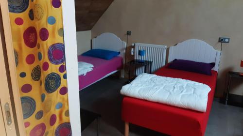 - 2 lits dans une chambre avec 2 lits dans l'établissement la grange, à Pouligny-Saint-Pierre