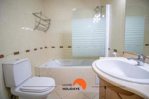 uma casa de banho com um WC, um lavatório e uma banheira em #101 Kid Friendly with Pool, Private Park, 400 mts Beach em Albufeira