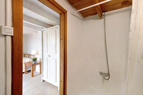 uma casa de banho com um chuveiro e uma porta de vidro em Aloe Art em Teguise